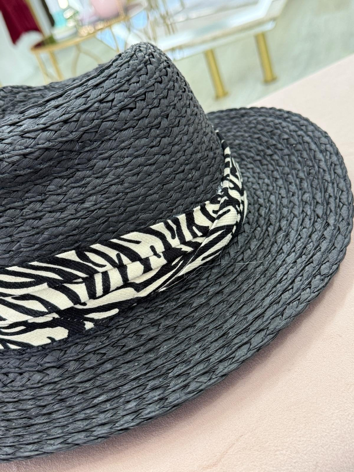 Chapéu de palha preto