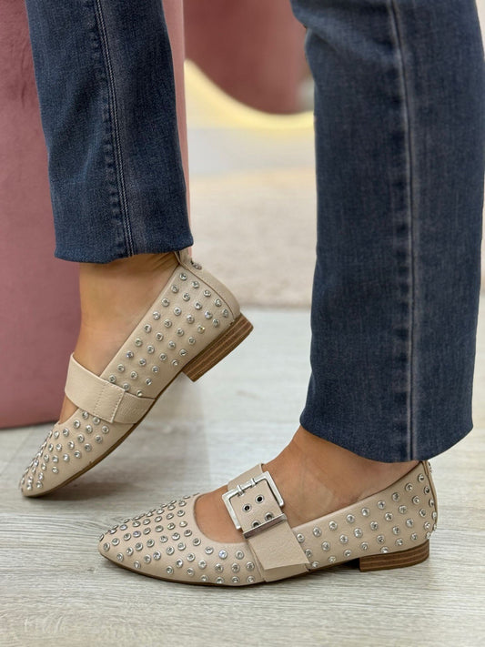 Sapatos bege com tachas