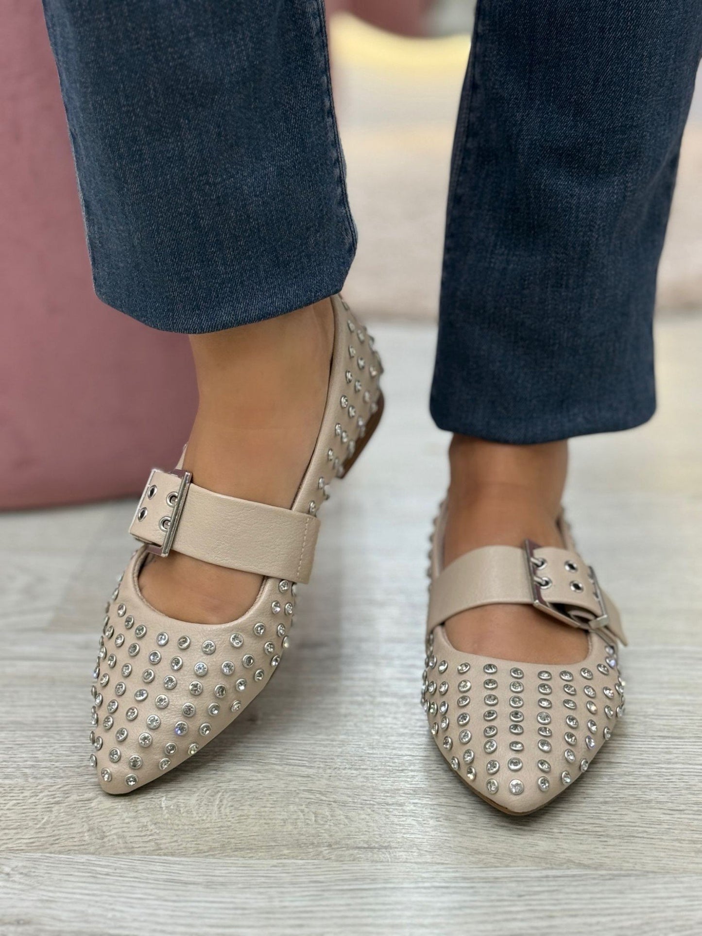 Sapatos bege com tachas