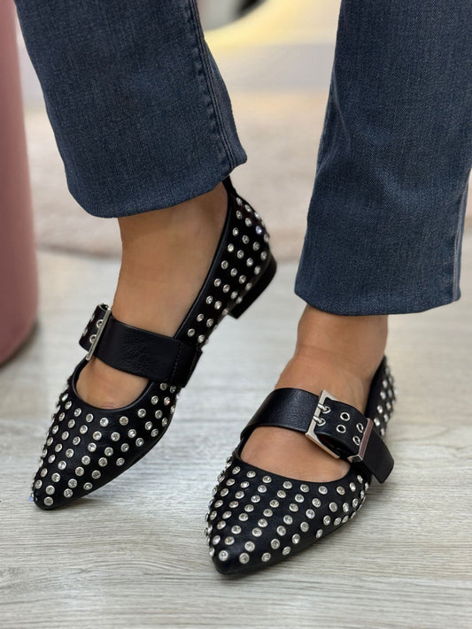 Sapatos pretos com tachas