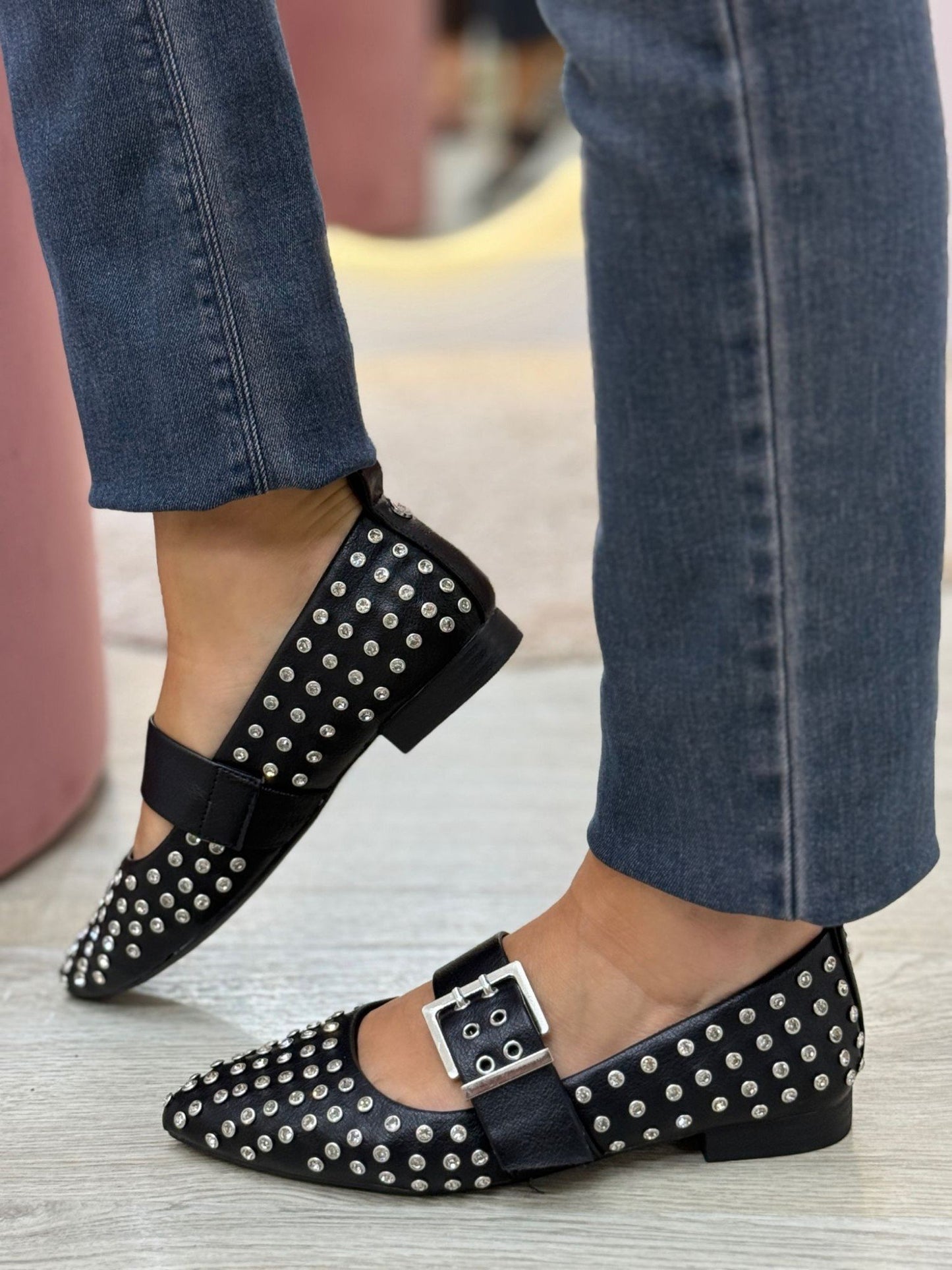 Sapatos pretos com tachas