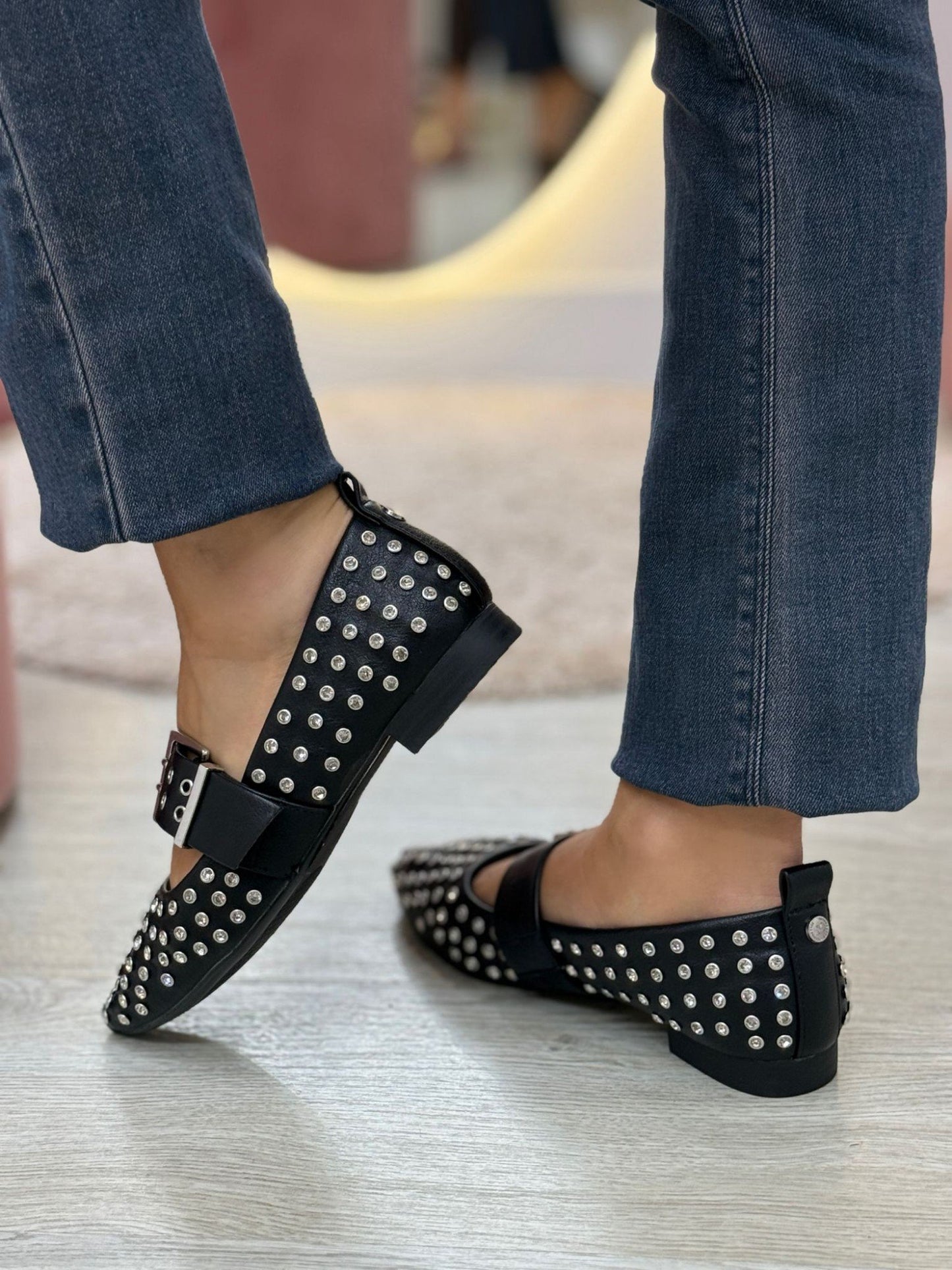 Sapatos pretos com tachas
