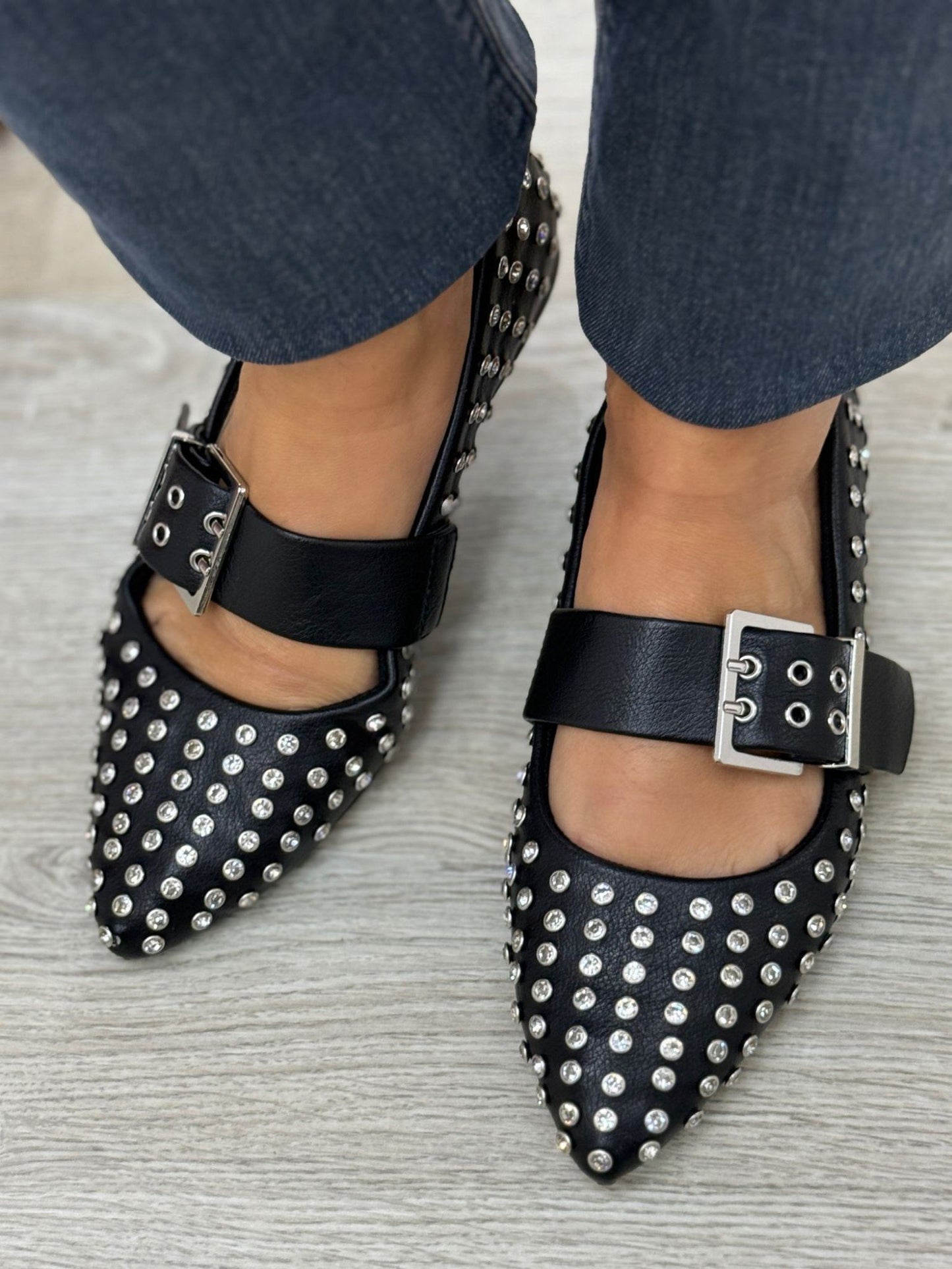 Sapatos pretos com tachas