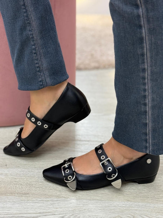 Sapatos pretos com fivela