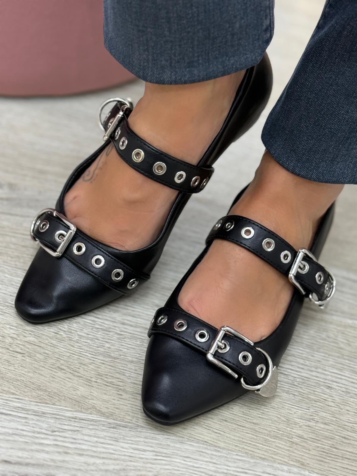 Sapatos pretos com fivela