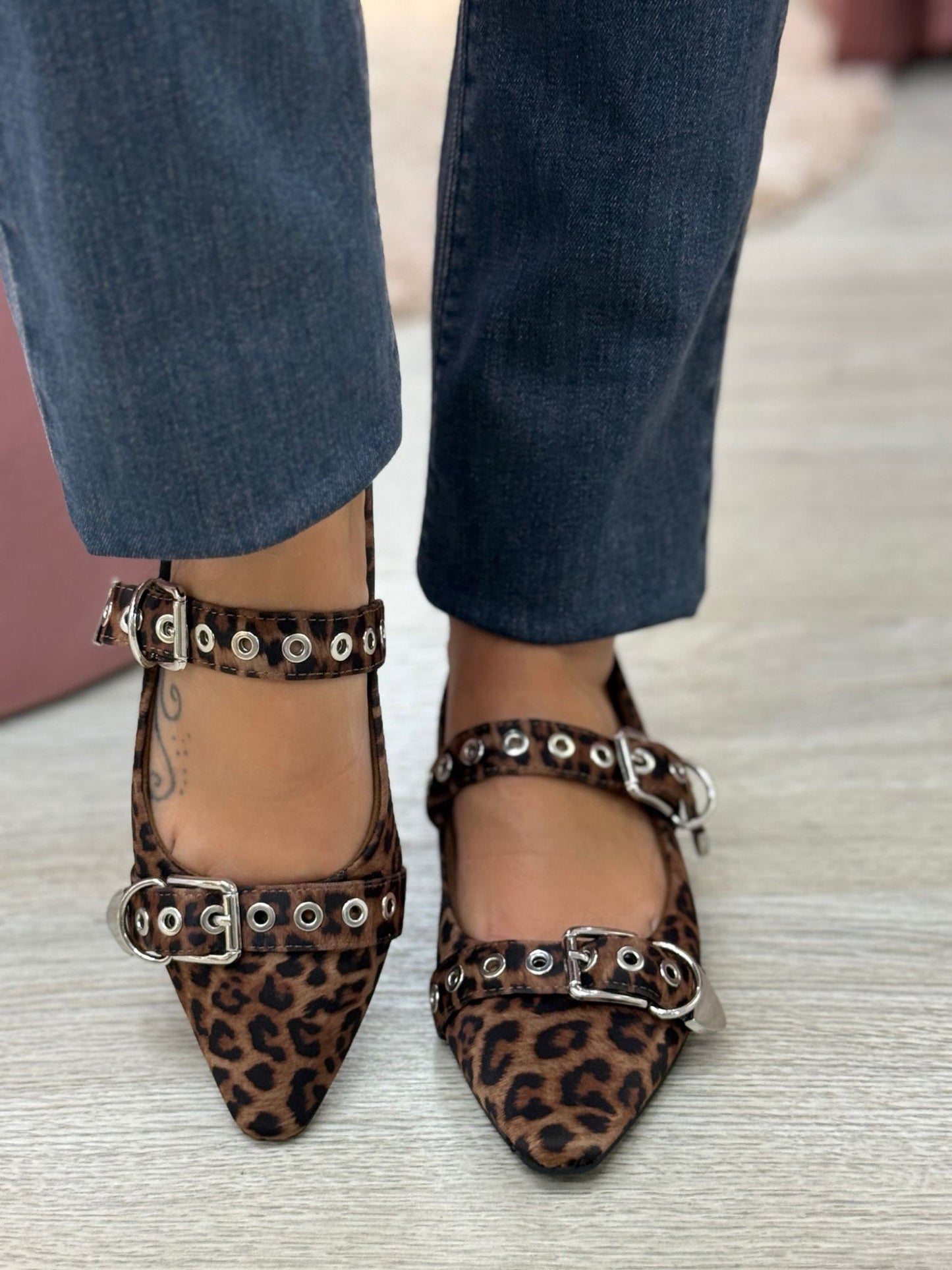 Sapatos leopardo com fivela