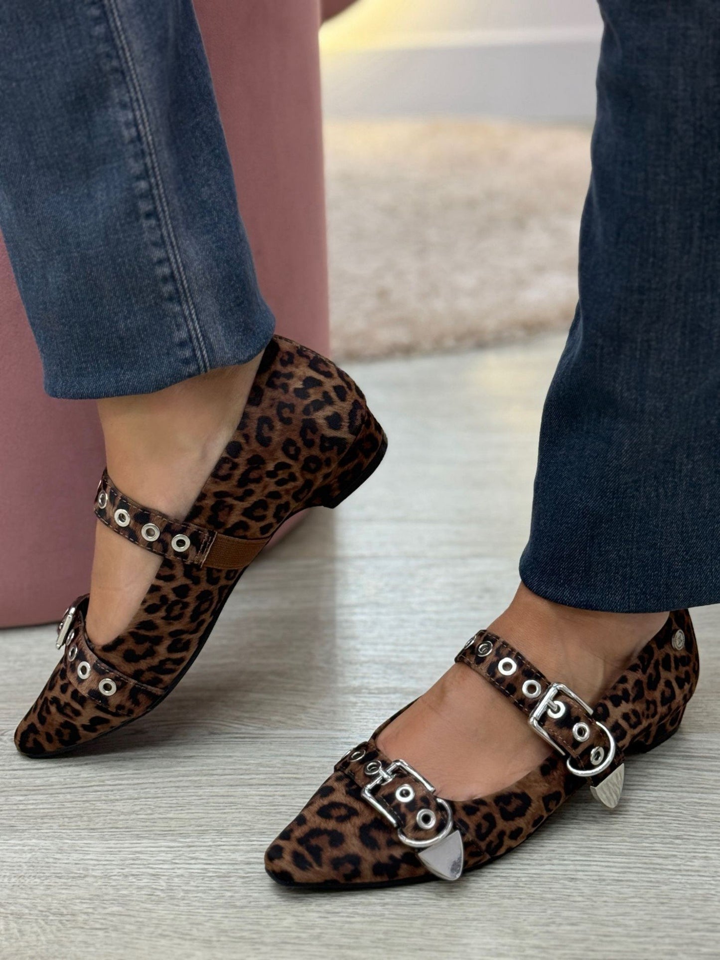 Sapatos leopardo com fivela