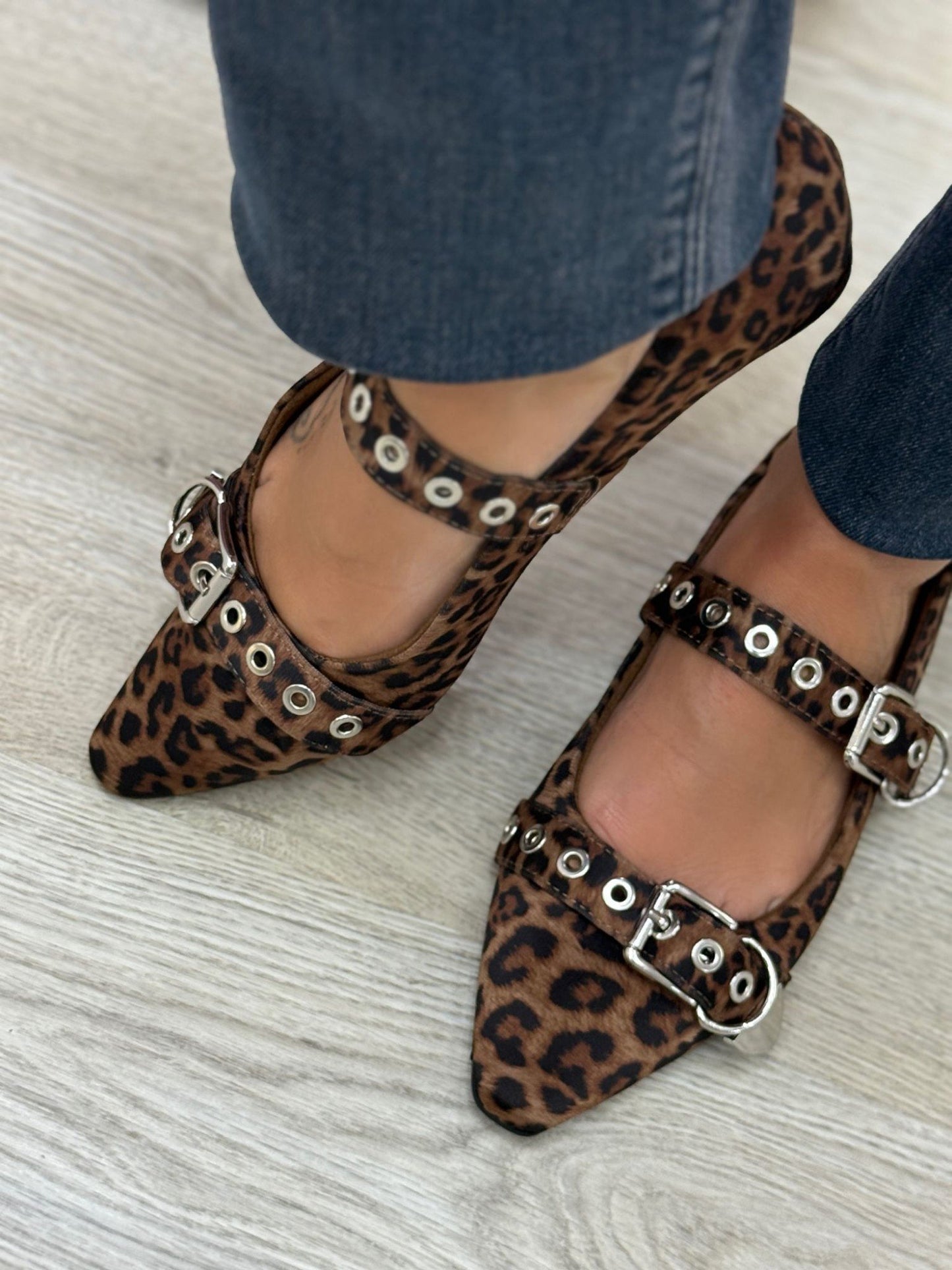 Sapatos leopardo com fivela