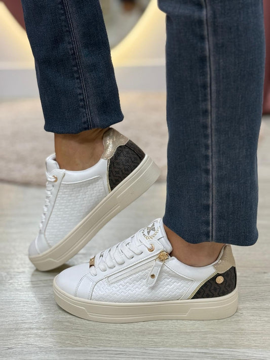 Ténis brancos de pele sintética