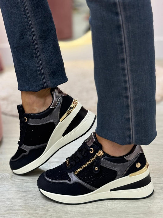 Ténis pretos com plantaforma