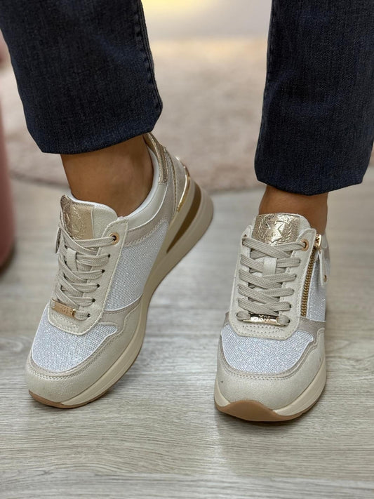 Ténis bege com plantaforma