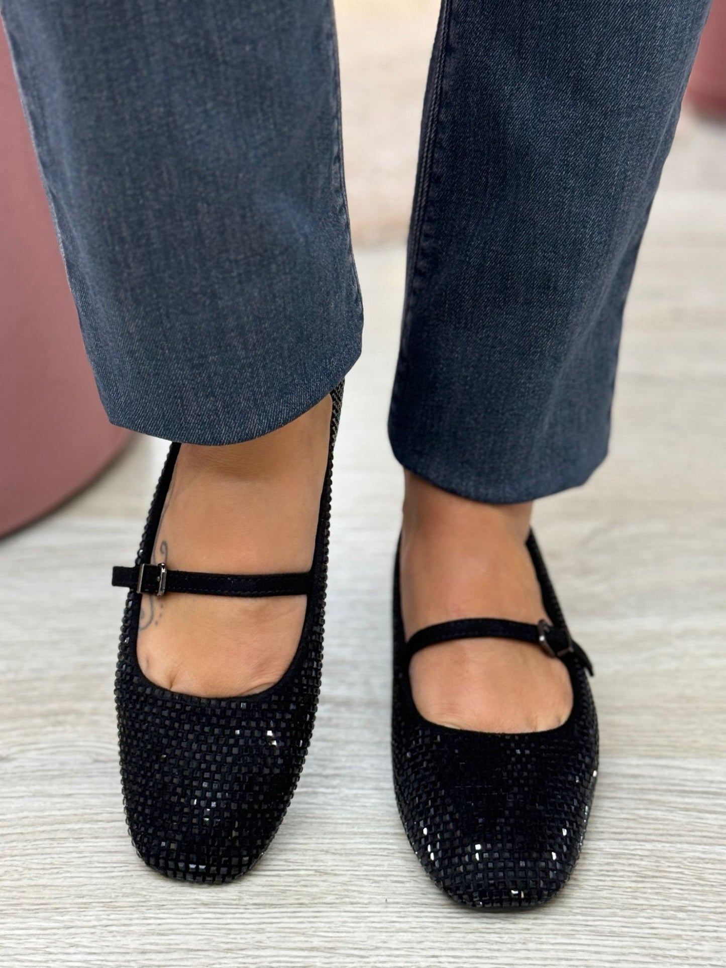 Sapatos de camurça com aplicação de cristais