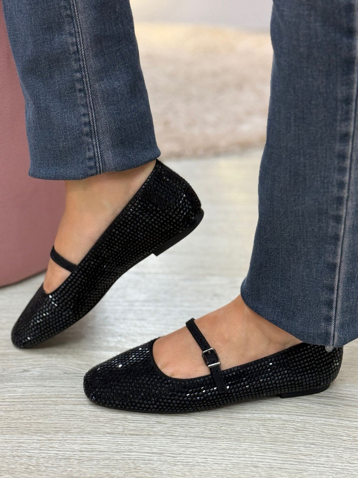 Sapatos de camurça com aplicação de cristais