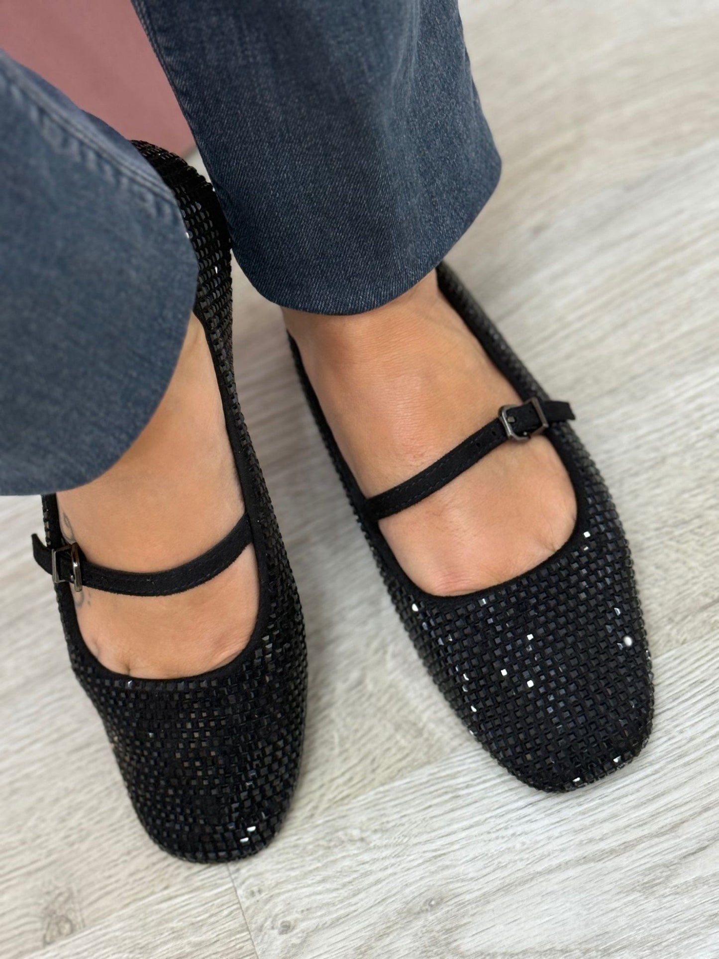 Sapatos de camurça com aplicação de cristais