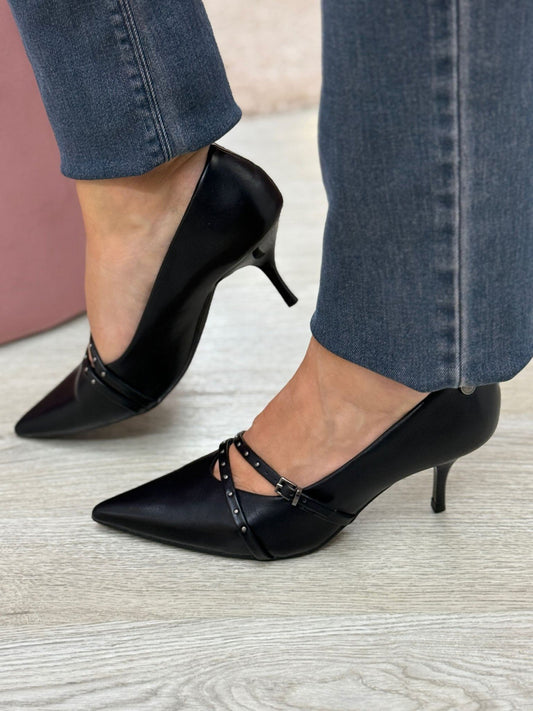 Sapato de salto alto com fivela