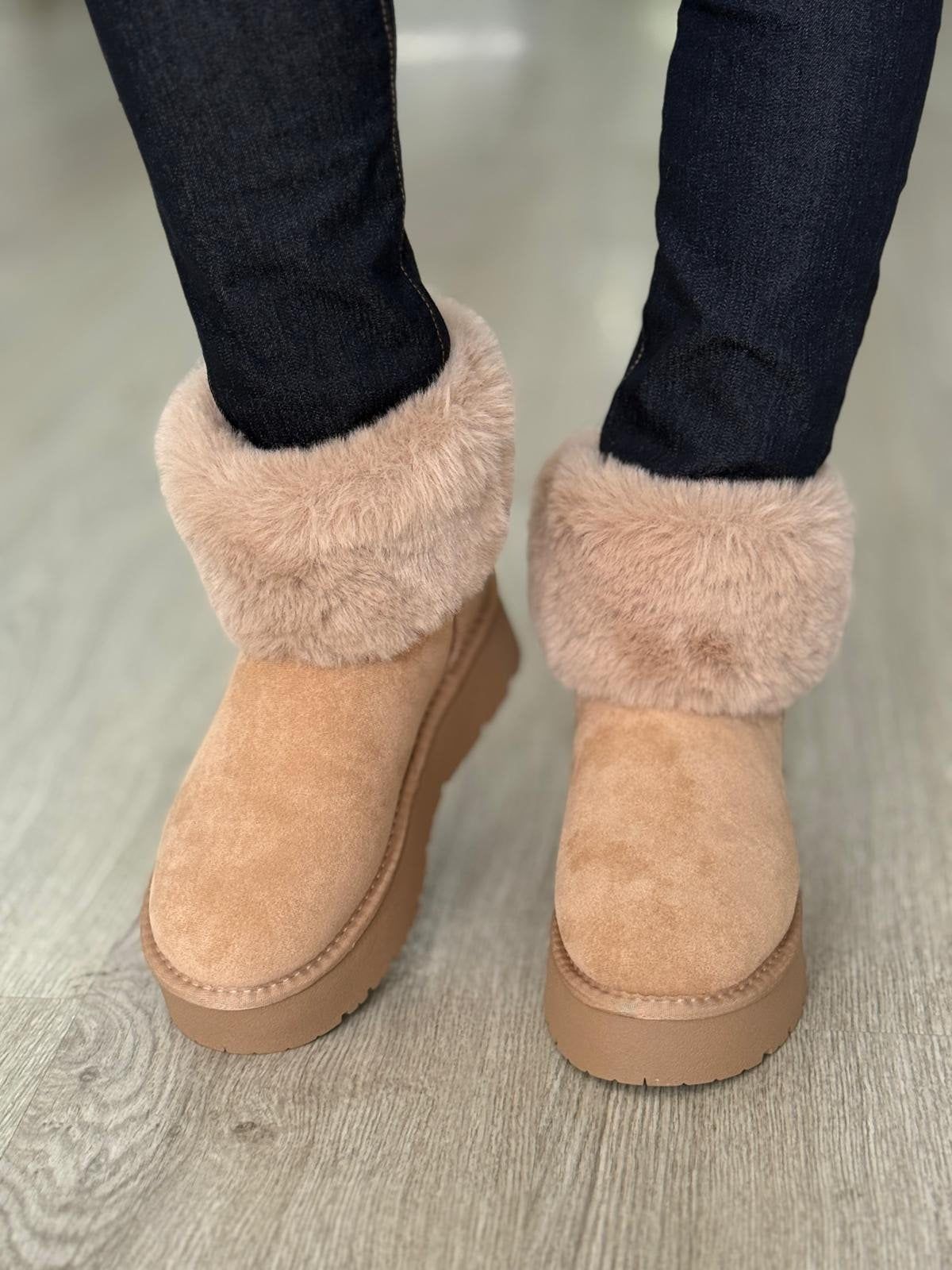 Botas bege com pelo