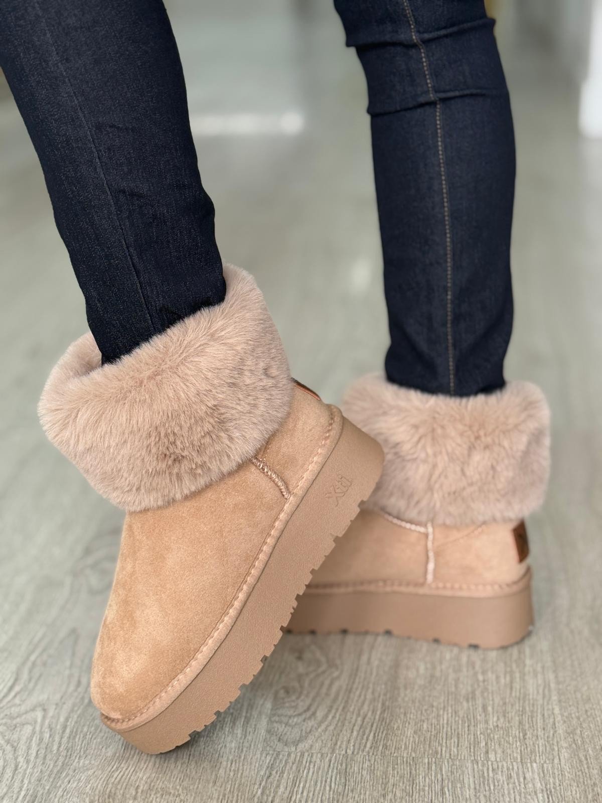 Botas bege com pelo