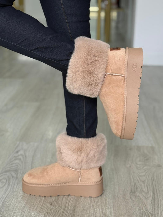 Botas bege com pelo
