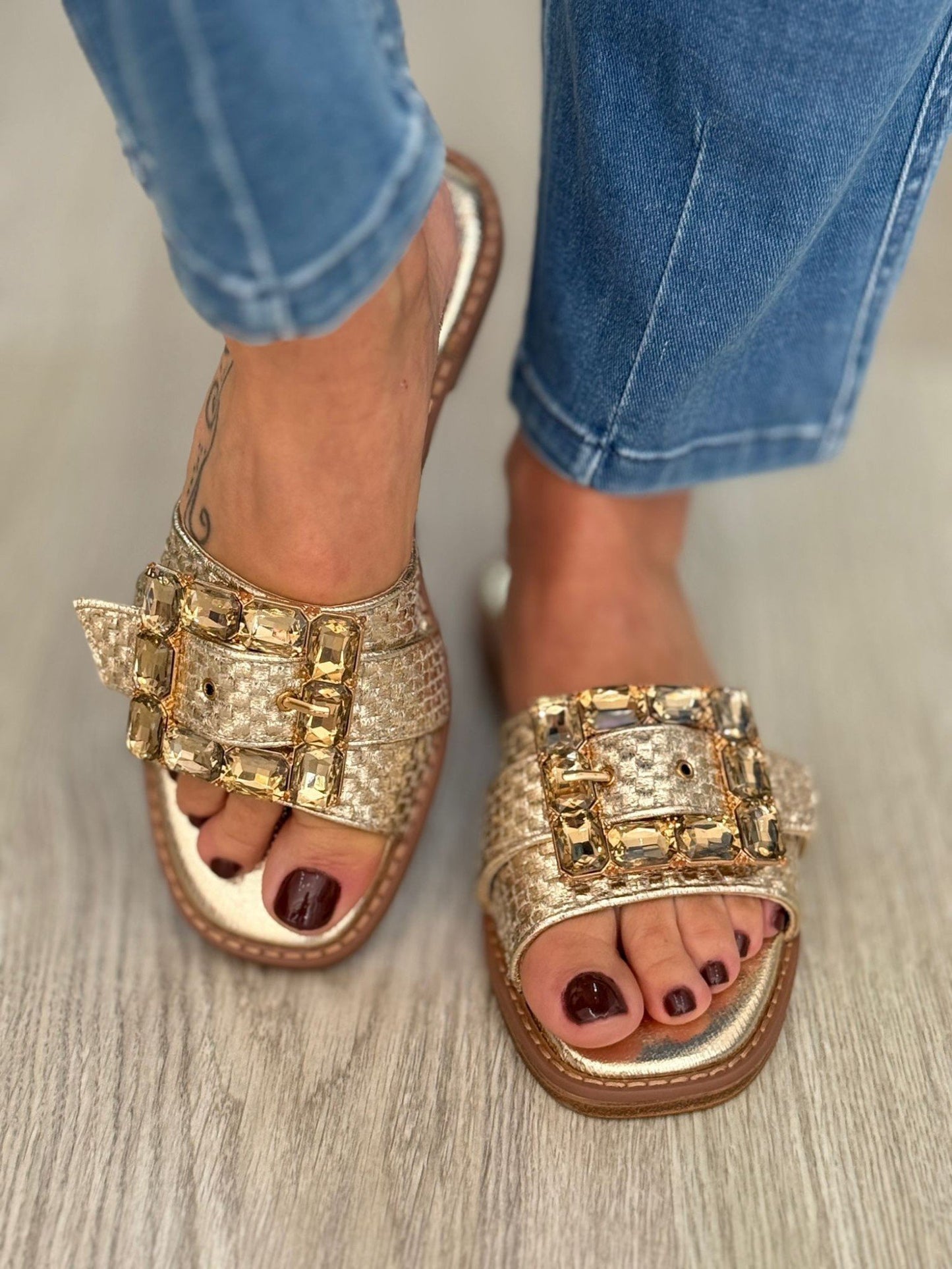 Chinelas rasteiras com brilhos
