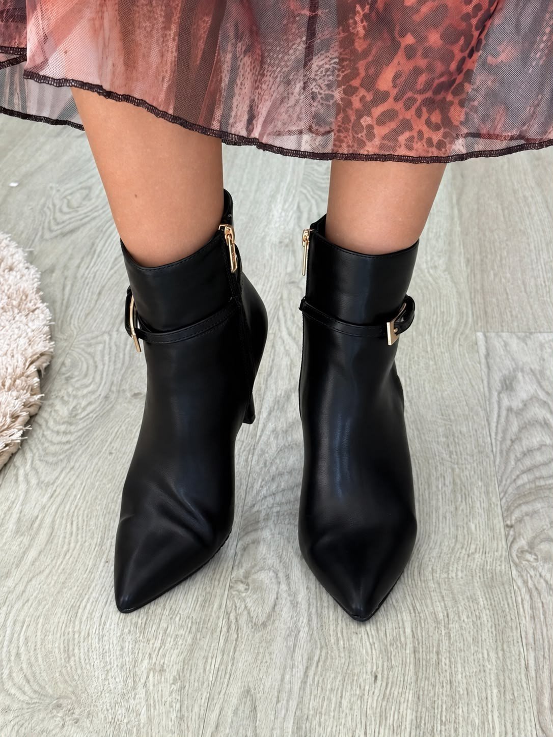 Botins com fivela