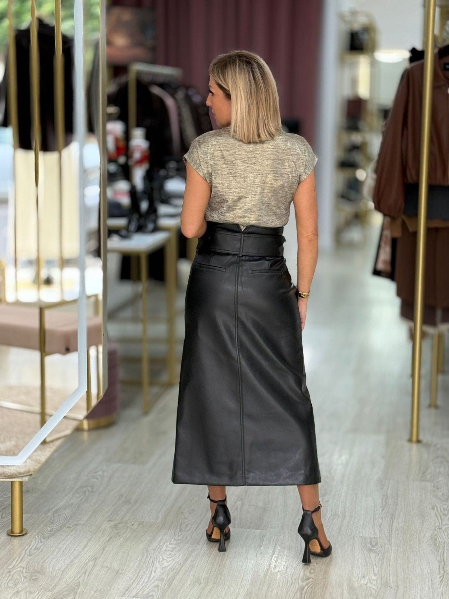 T-shirt manga curta dourada