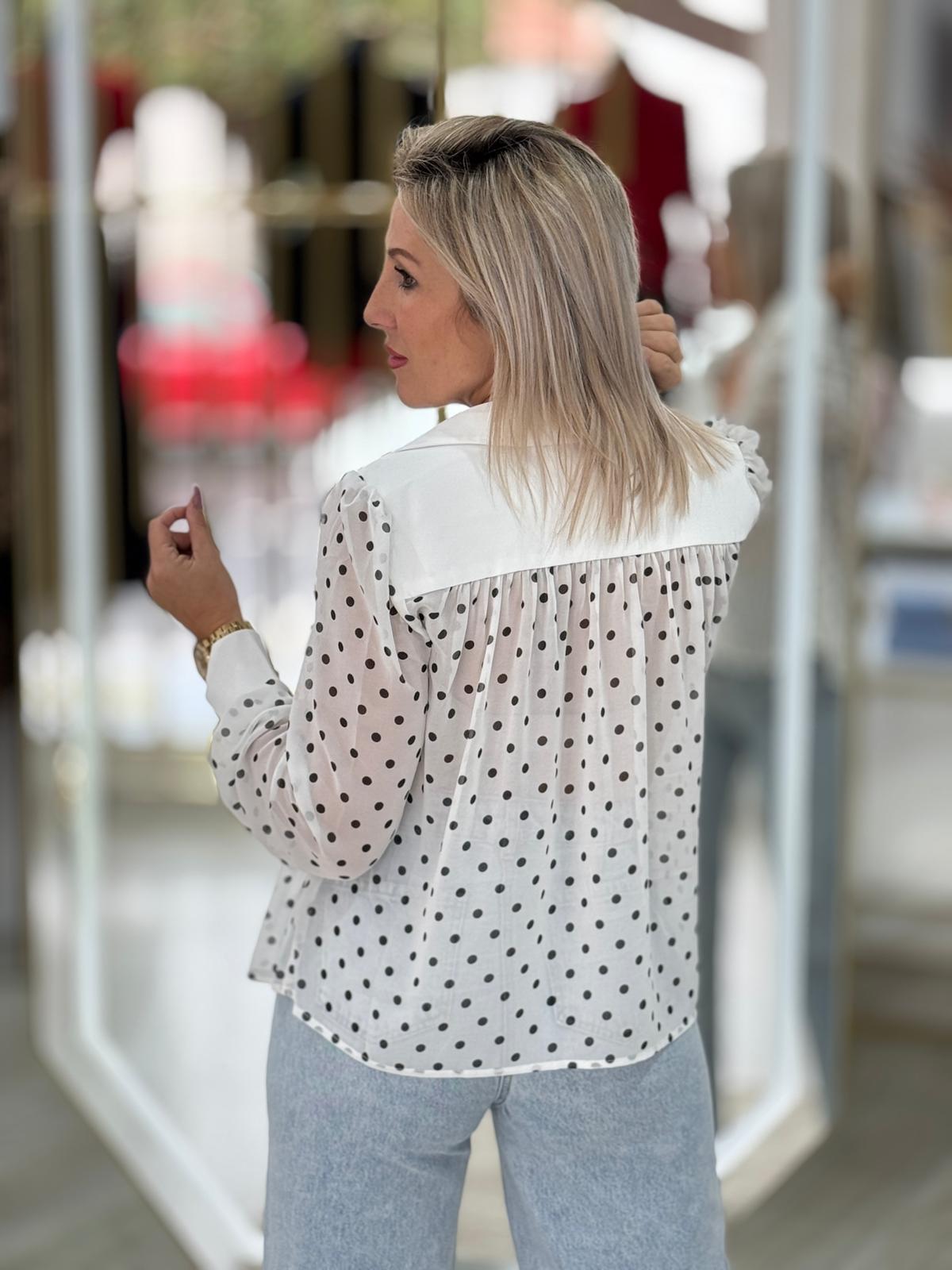 Blusa plissada com bolinhas