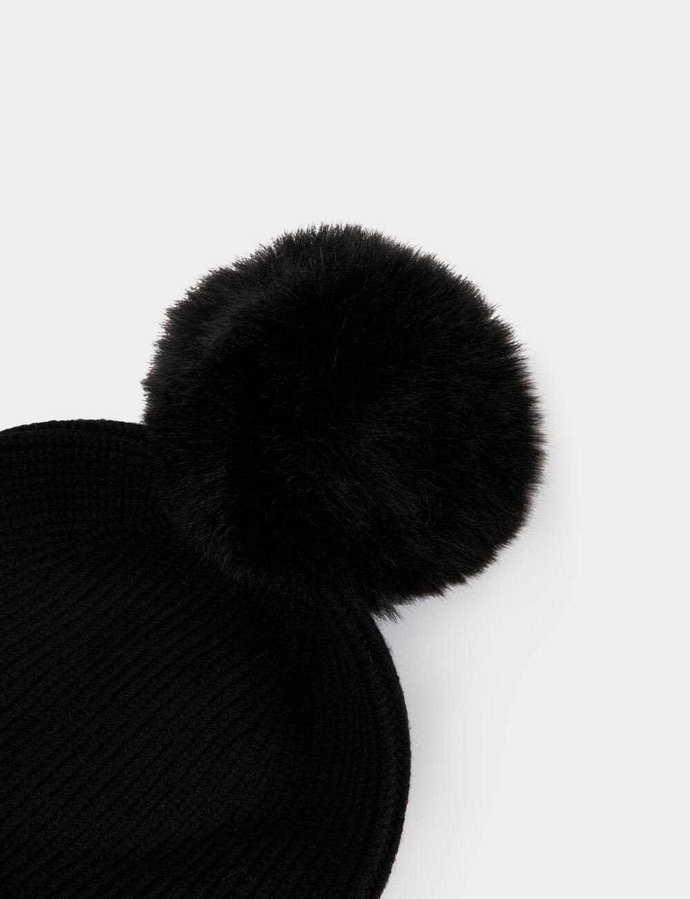 Gorro com pompom preto