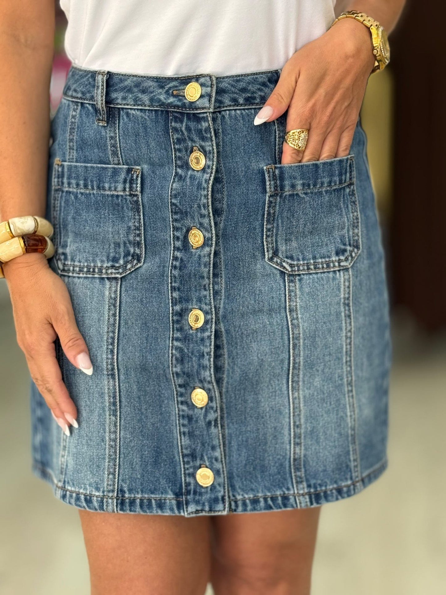 Saia curta justa em jeans