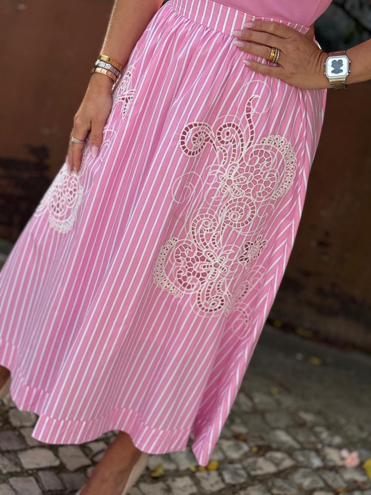 Saia longa rosa e evasê feminina