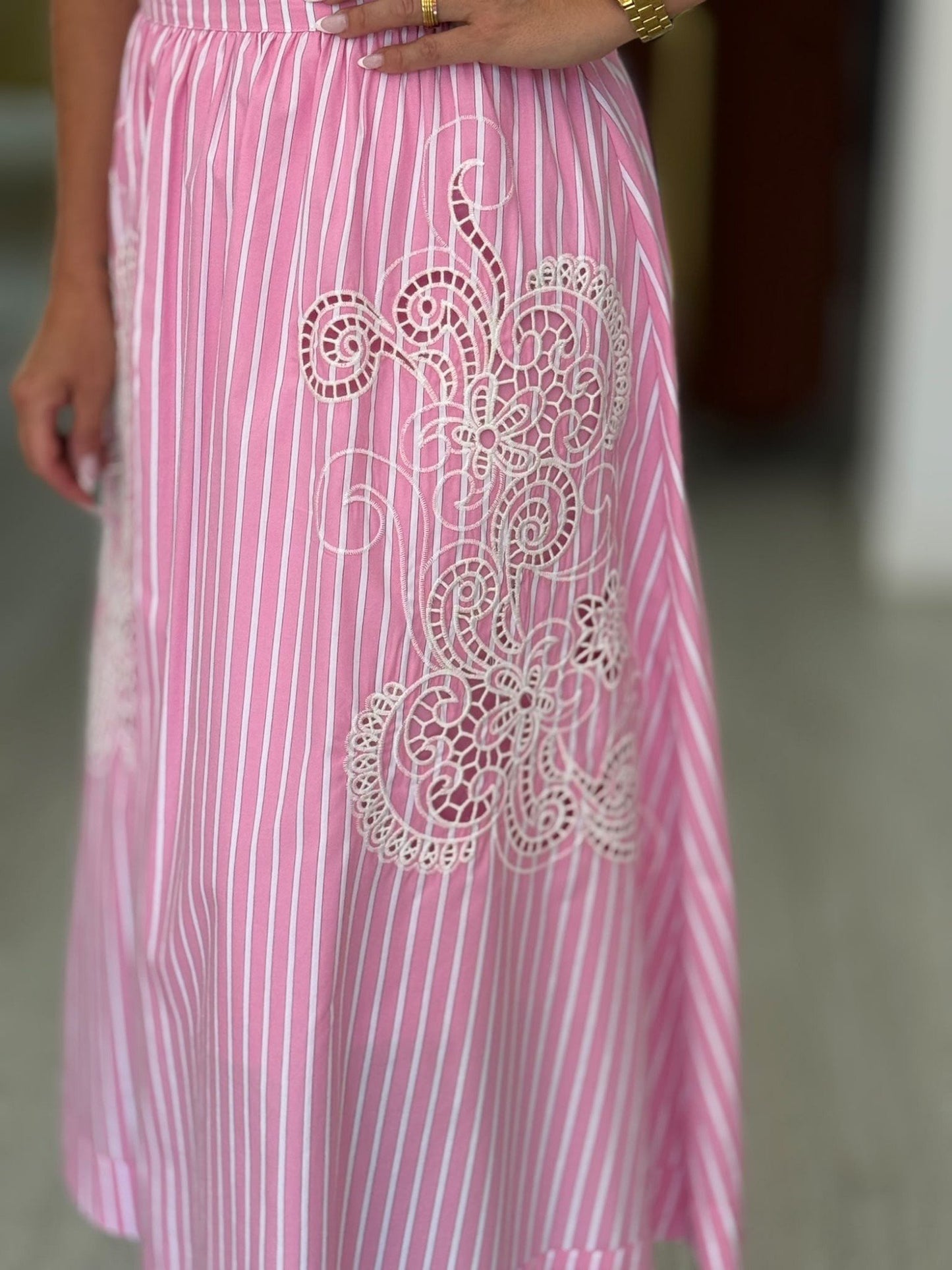 Saia longa rosa e evasê feminina