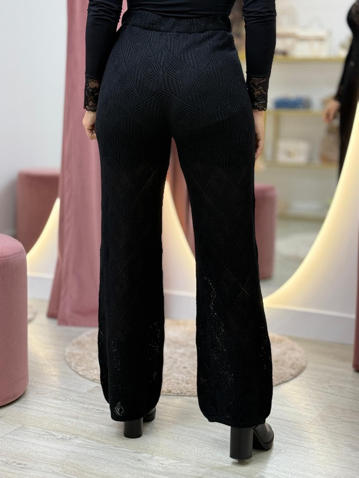 Calças de malha perfuradas