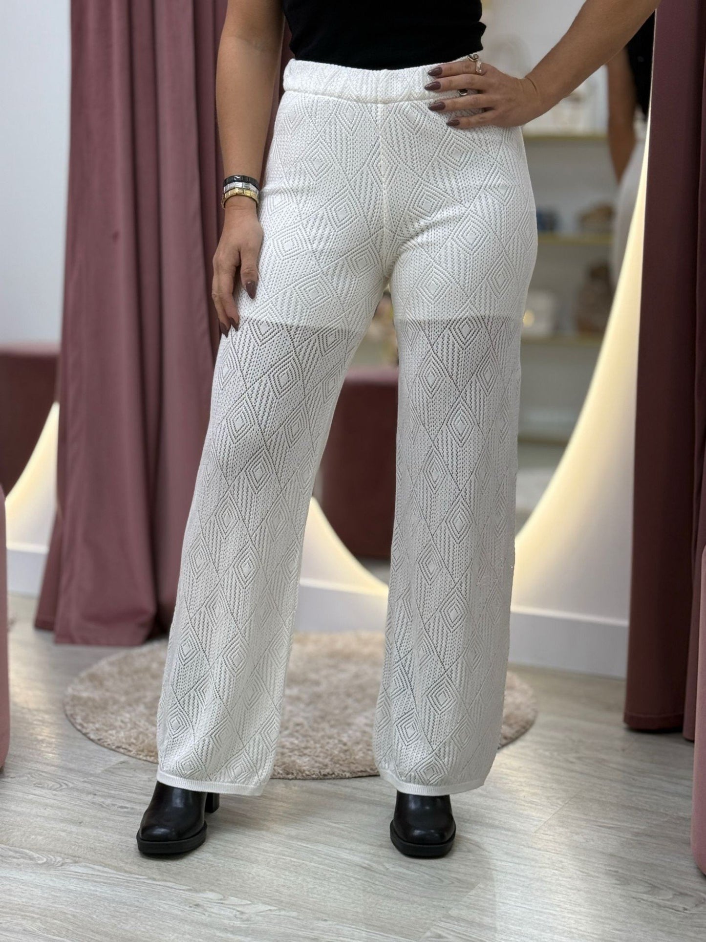 Calças de malha perfuradas