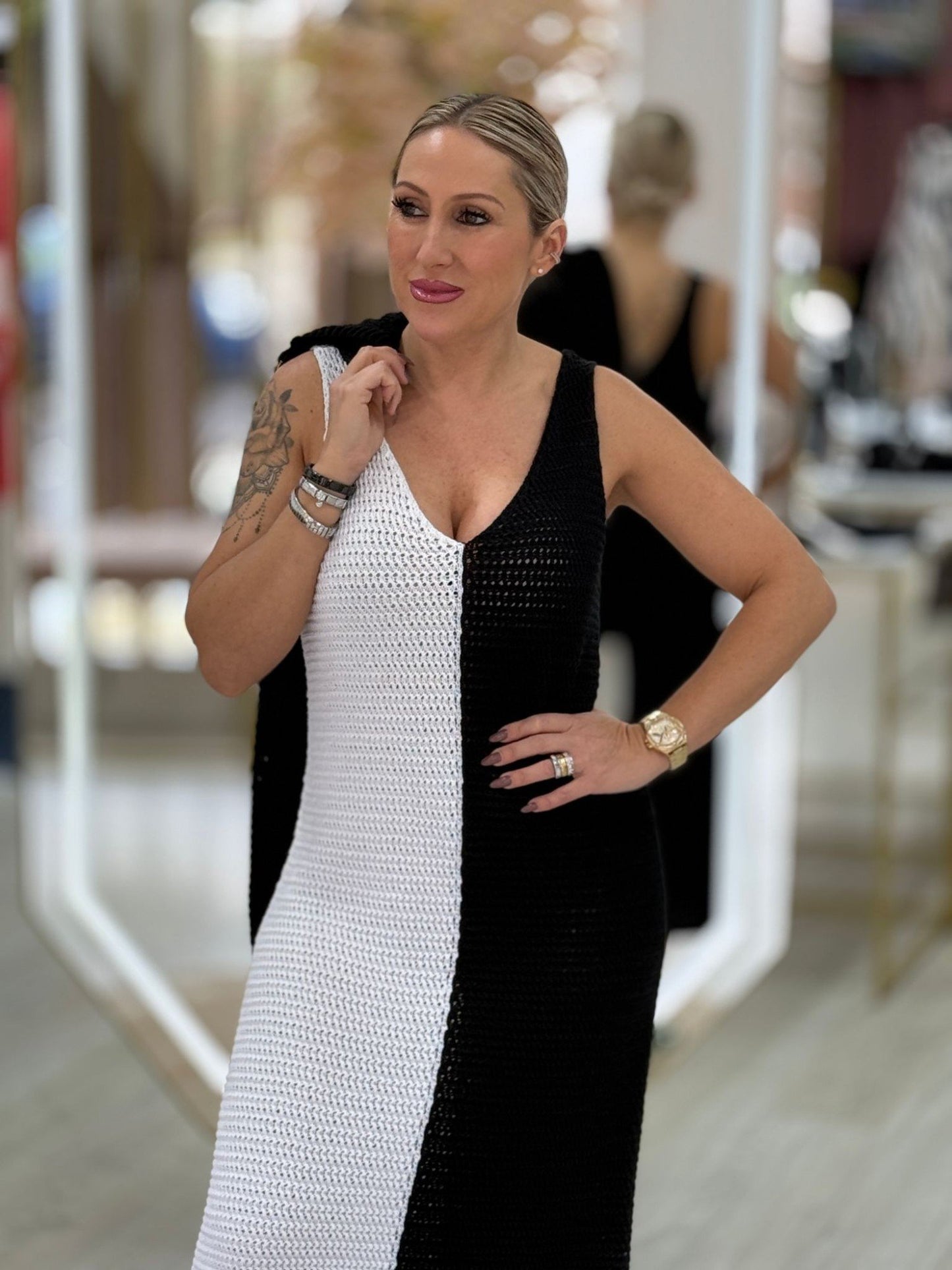 Vestido bicolor perfurado