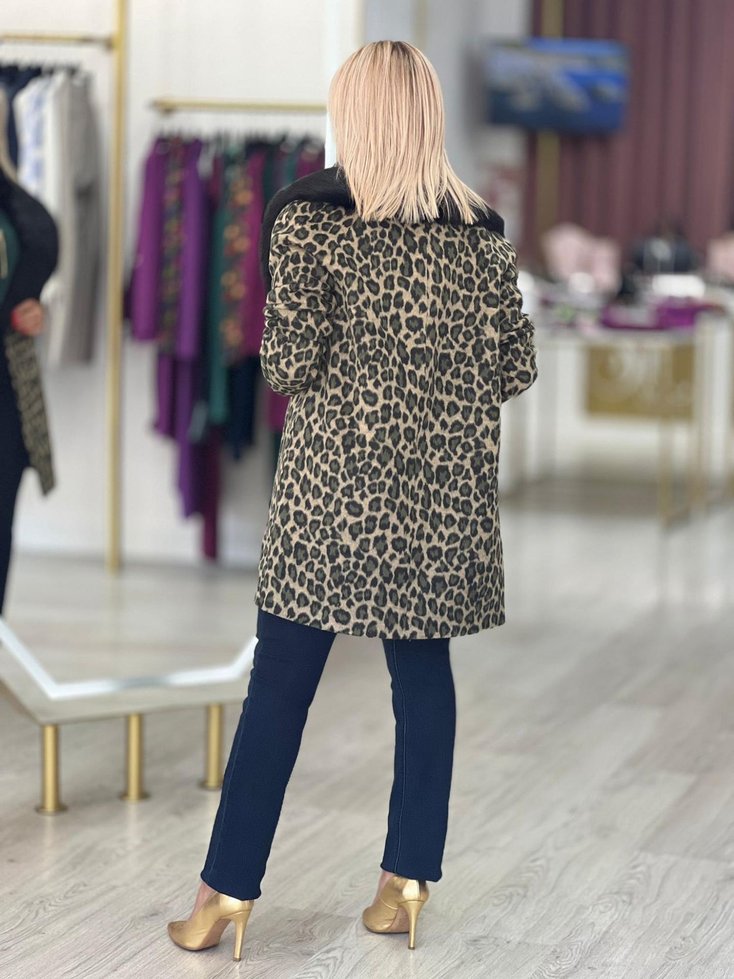 Casaco com gola em pêlo