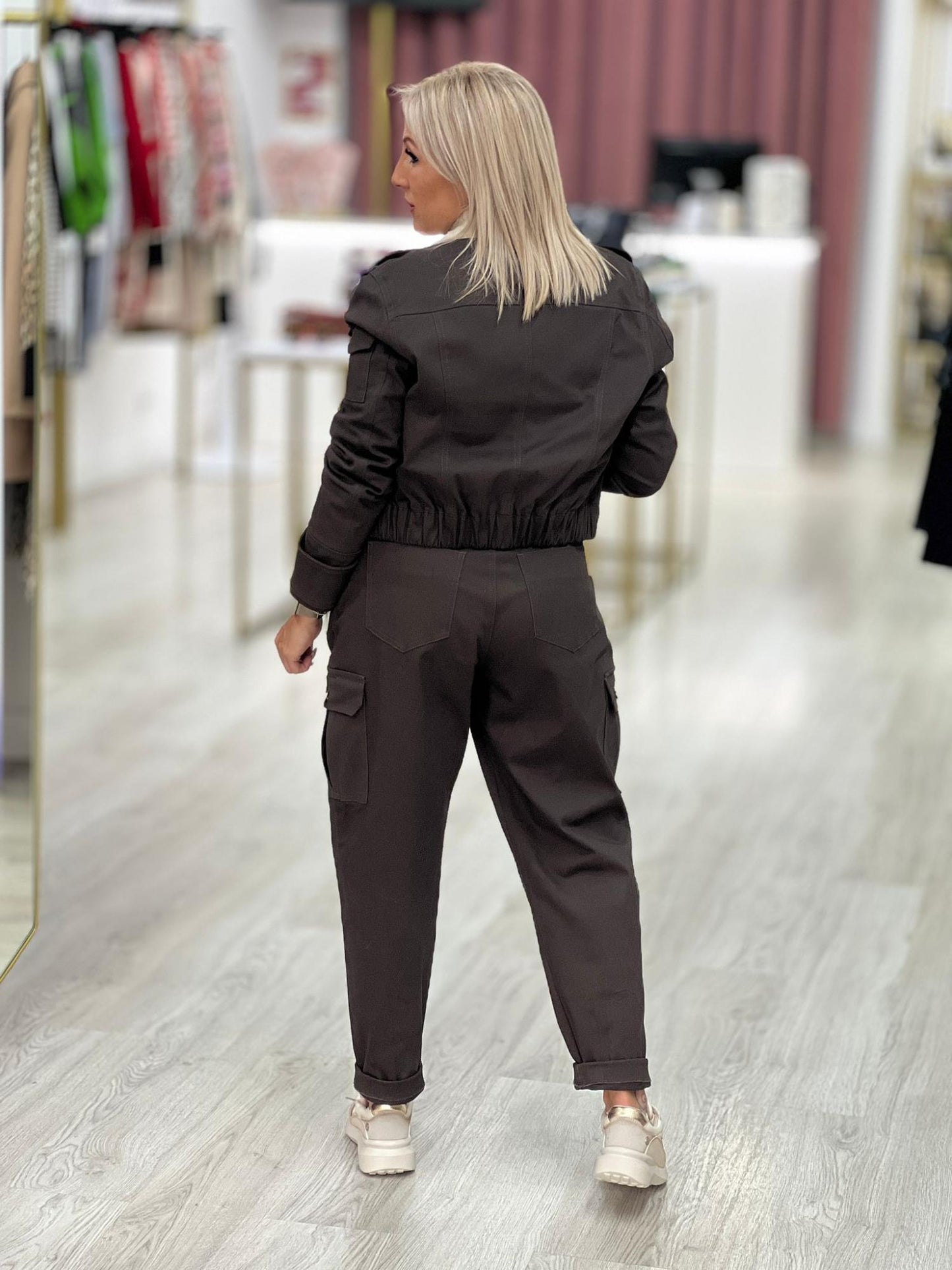 Calças com bolsos laterais