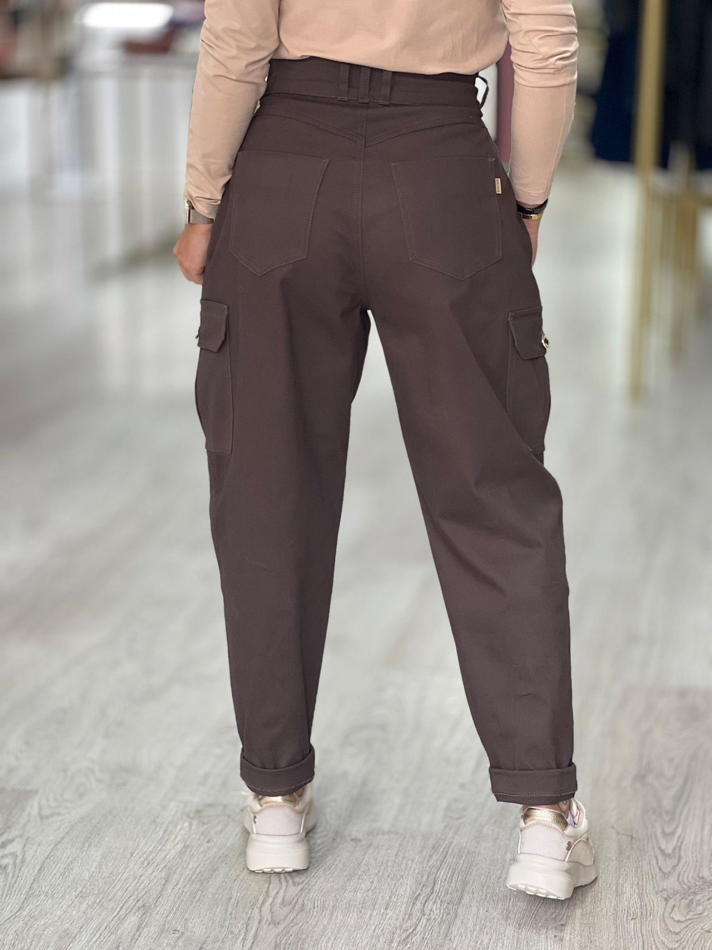 Calças com bolsos laterais