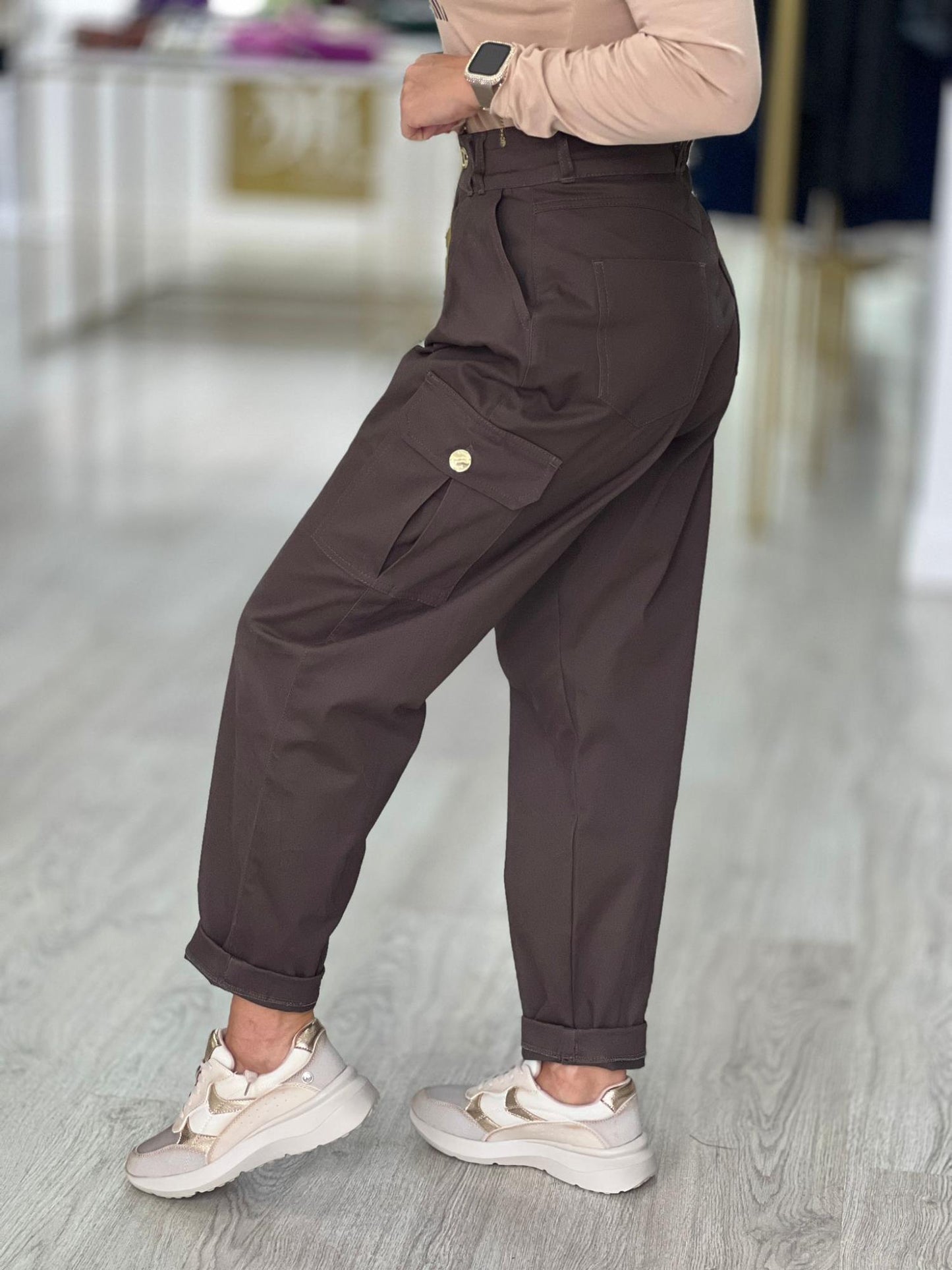 Calças com bolsos laterais