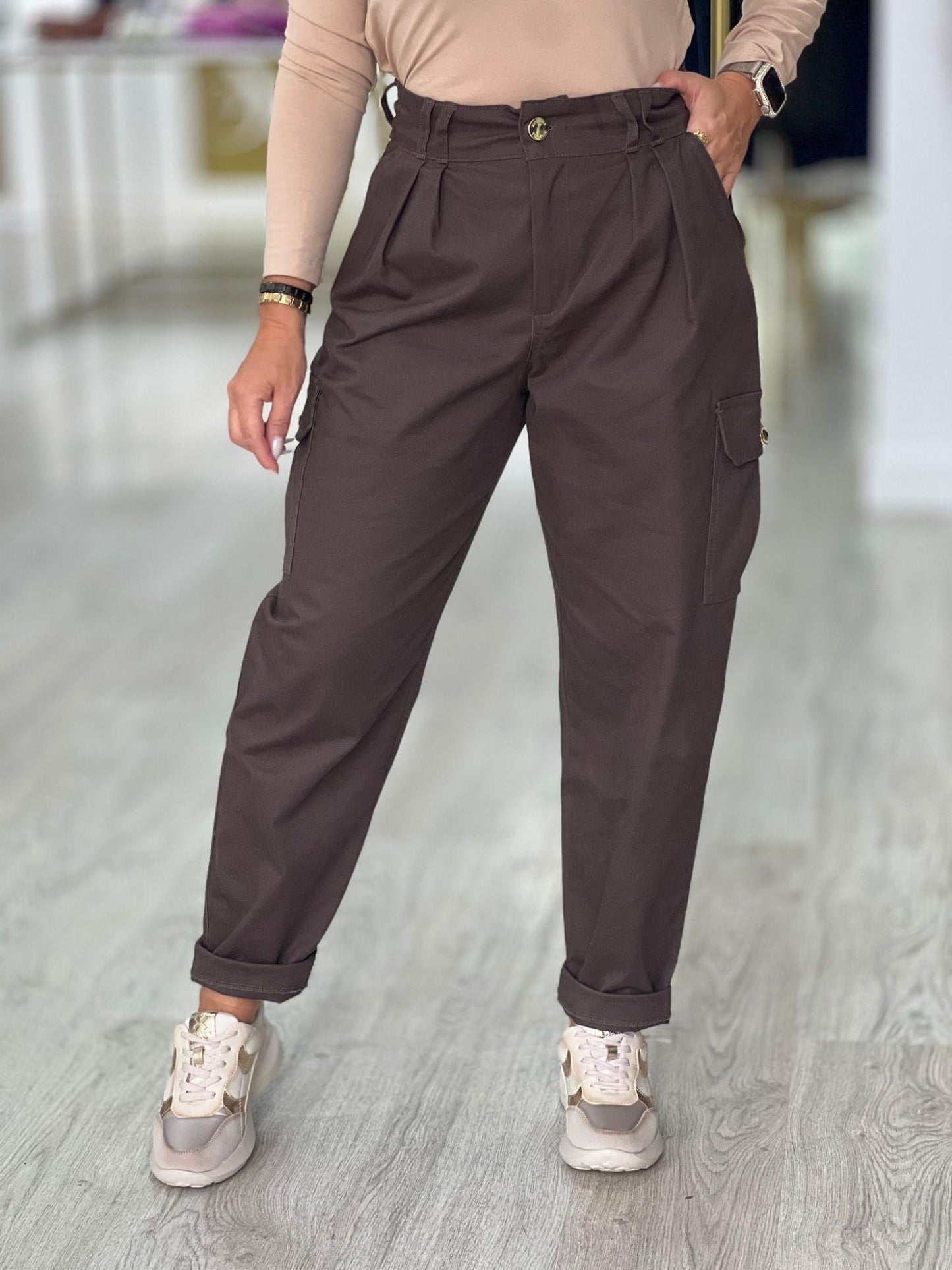 Calças com bolsos laterais