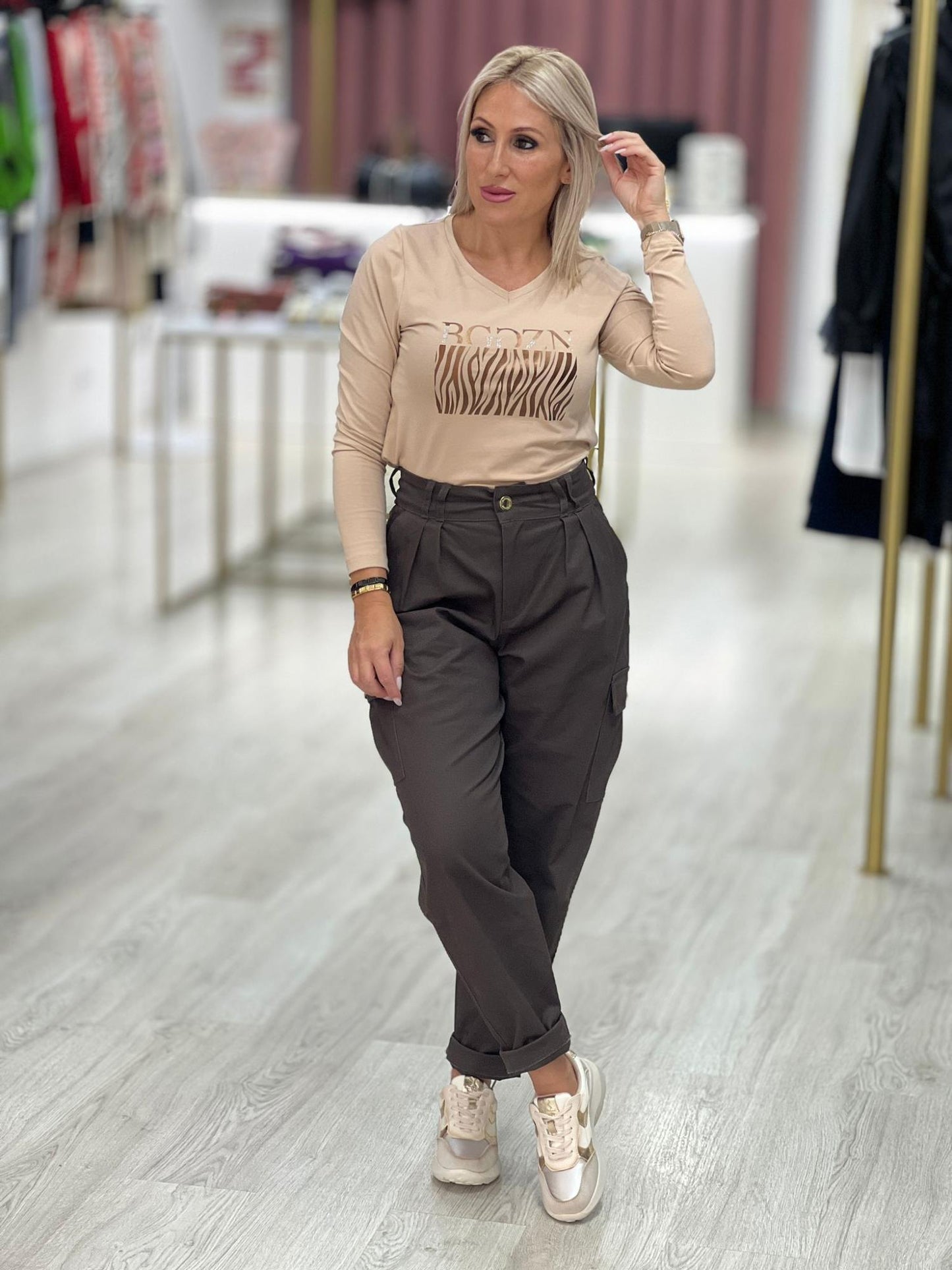 Calças com bolsos laterais