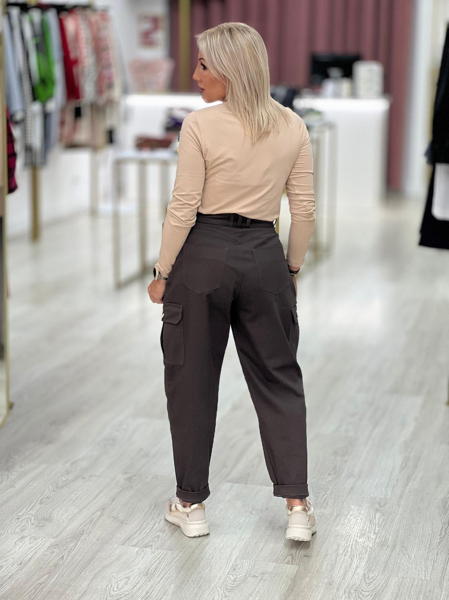 Calças com bolsos laterais