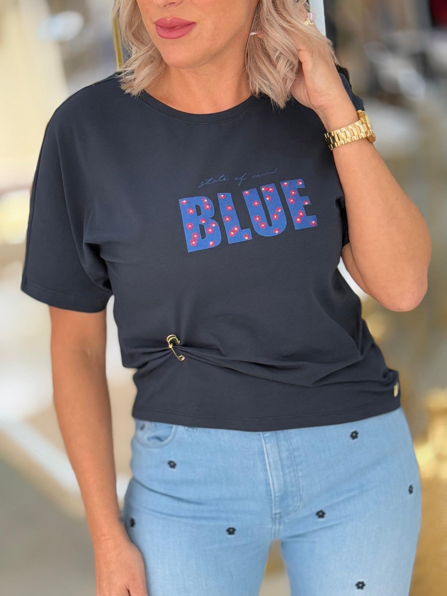 T-shirt de algodão com alfinete