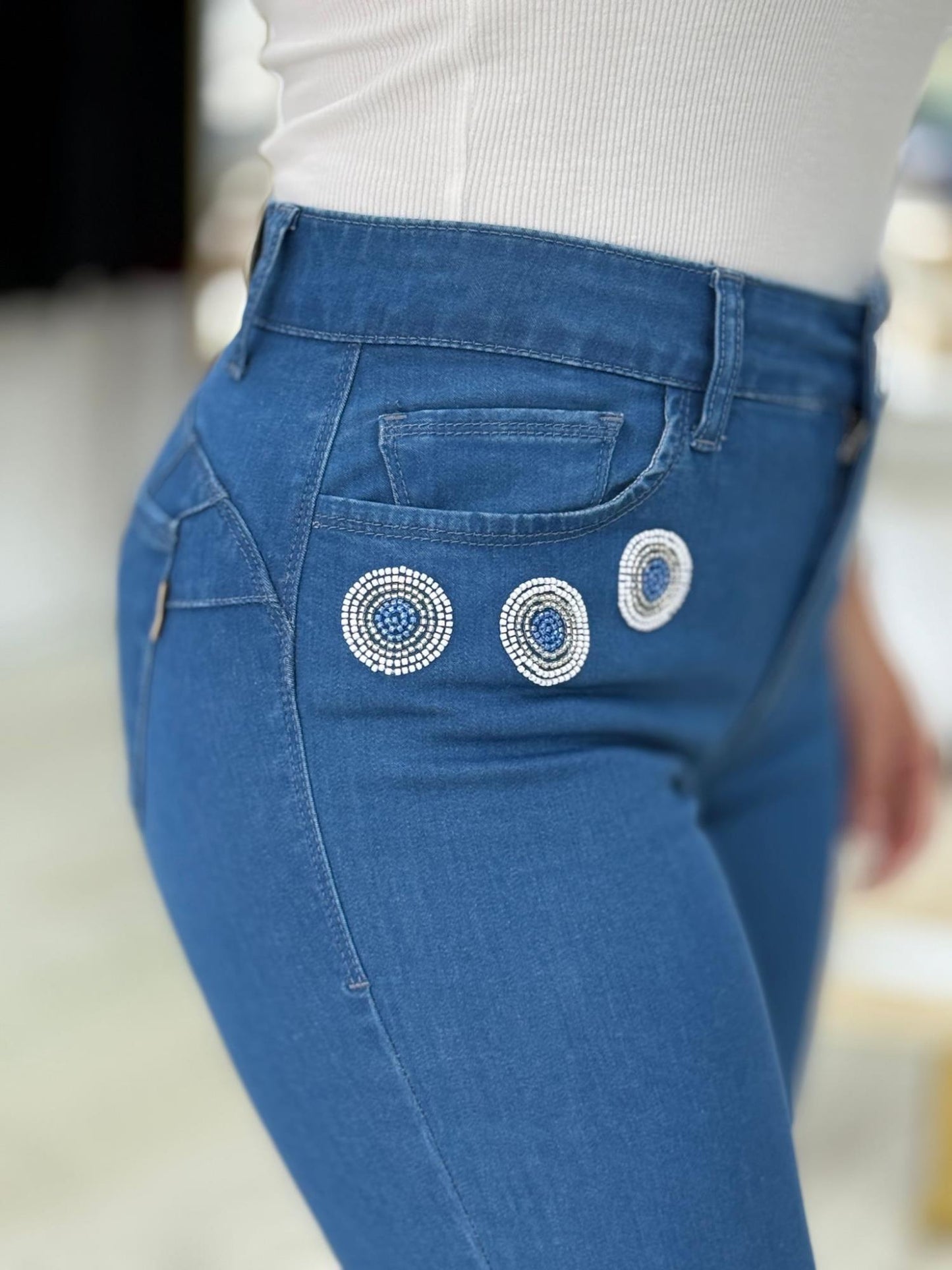 Calças de ganga com missangas