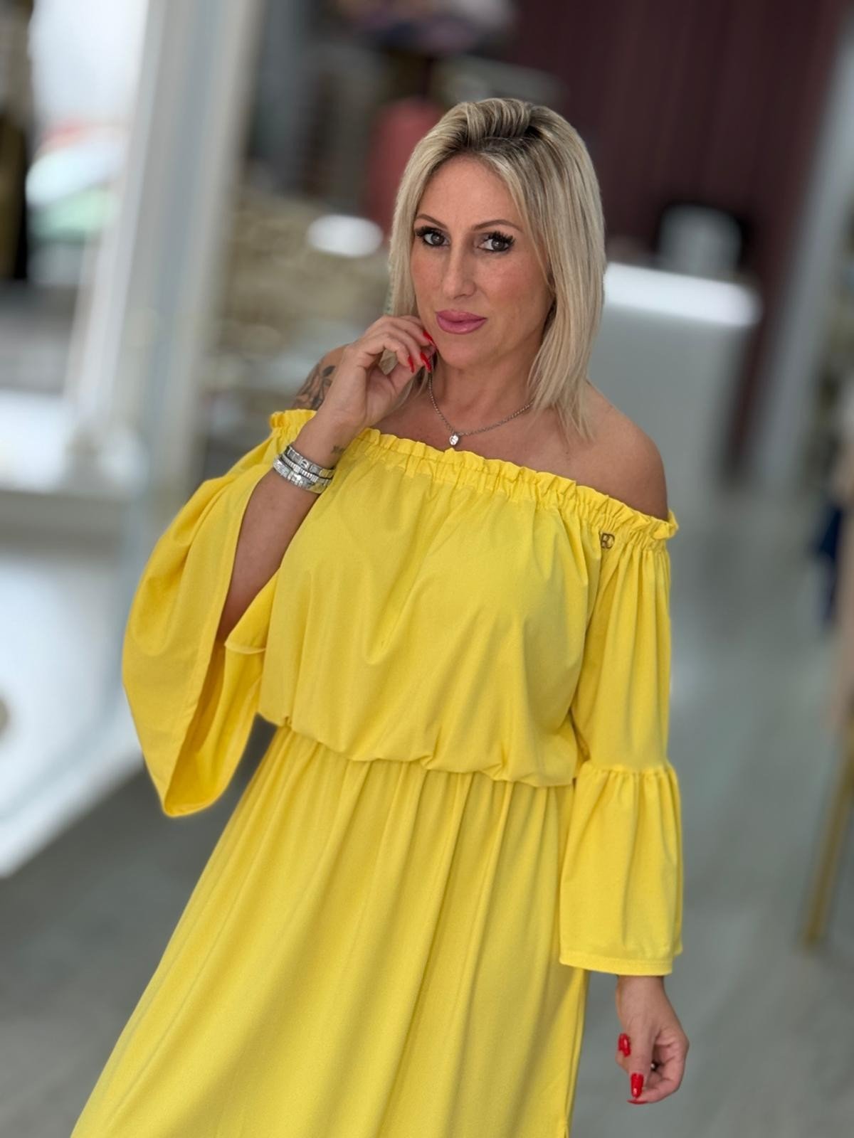 Vestido sem ombros com manga