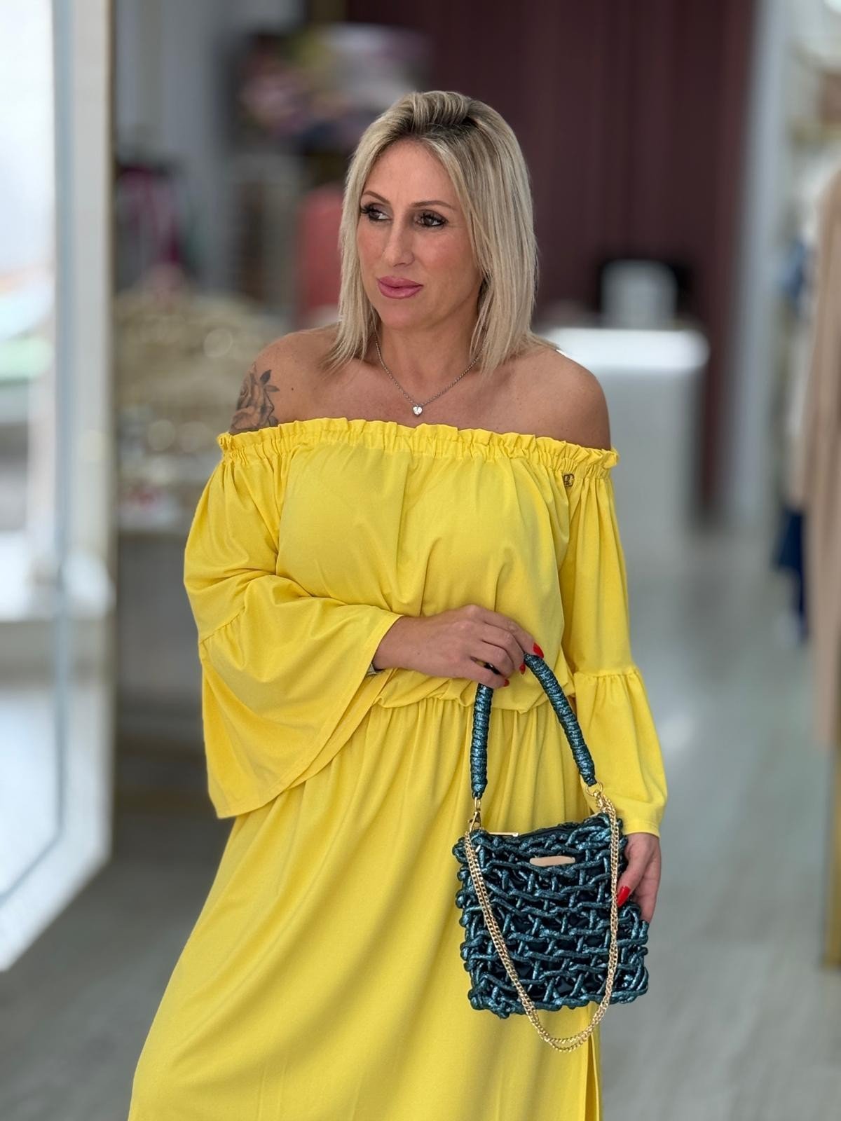 Vestido sem ombros com manga