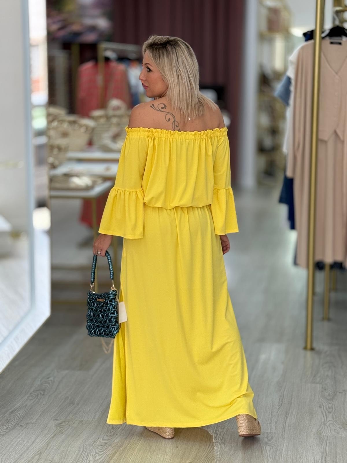 Vestido sem ombros com manga