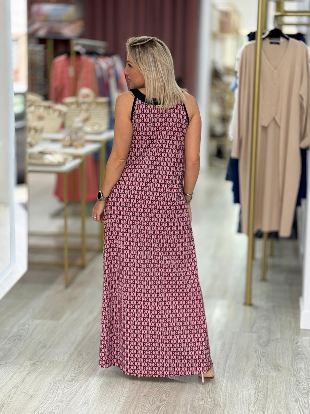 Vestido com contraste e padrão r