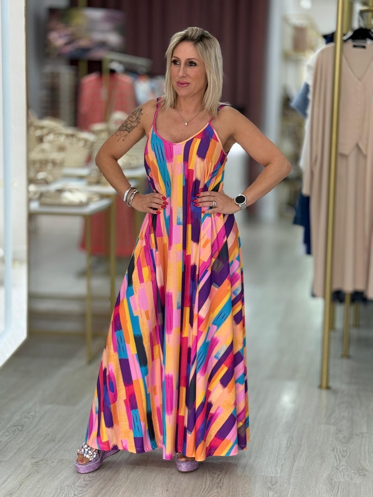 Vestido alças finas com padrão colorido