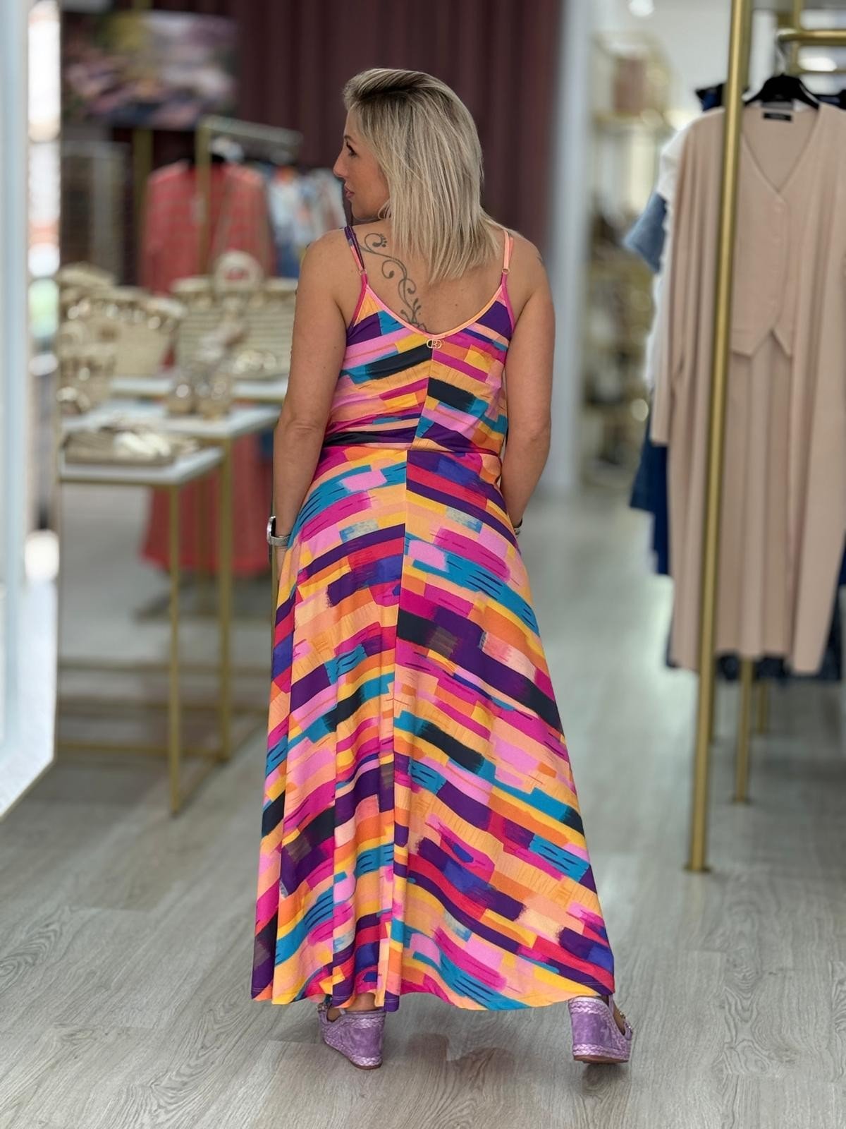 Vestido alças finas com padrão colorido