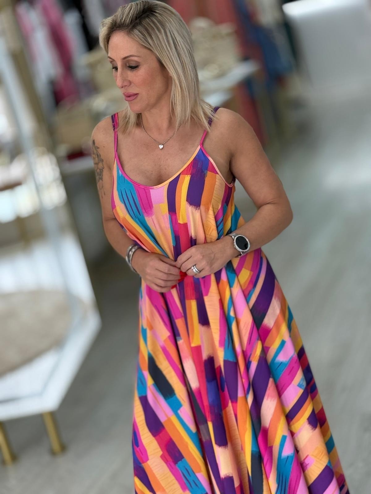 Vestido alças finas com padrão colorido