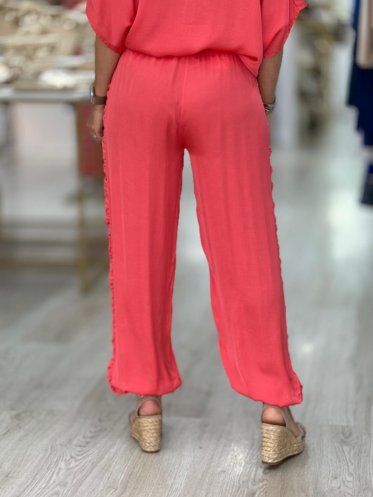 Calças com cordão e folhos laterais